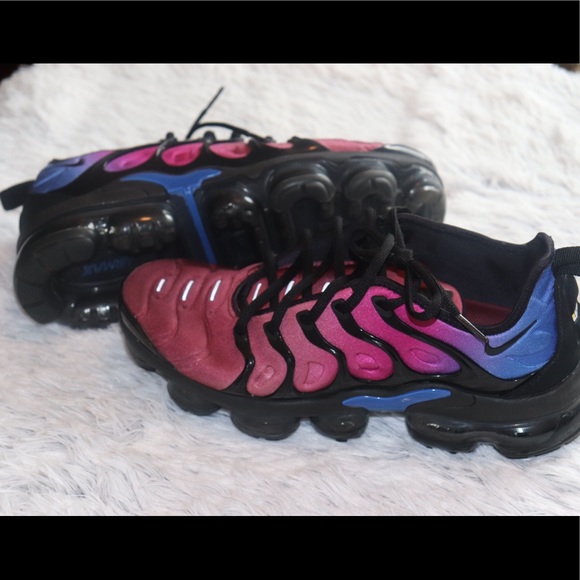 vapormax plus red violet blue